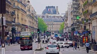 Paris, Fransa, 24.06.2025: Rue de Rivoli, Paris. Tarihi ve hareketli bir cadde çok sayıda yaya, turist, toplu taşıma ve kentsel altyapı ile dolu..