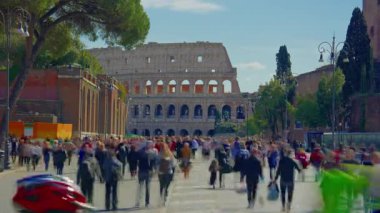 Roma, İtalya, 29.04.2025: Kolezyum, Roma İmparatorluğu 'nun antik anıtı, dünya mirası alanı. Zaman Uygulaması.