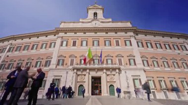 Roma, İtalya, 29.04.2025 Parlamento Meydanı, Montecitorio Sarayı. İtalyan ve Avrupa Birliği bayrakları. Zaman Uygulaması.