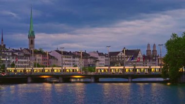 Zürih, İsviçre, 25.05.2025: Akşam ışıklarıyla Zürih şehir merkezinin güzel manzarası.