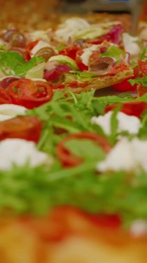  Roma 'da bir pizzacının fırın tepsisindeki pizzalardan birinin yakın çekimi. Tipik İtalyan sokak yemekleri..