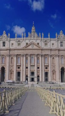 Vatikan 'daki Aziz Peters Bazilikası' nın önünde. 21.04.2025, Roma, İtalya.