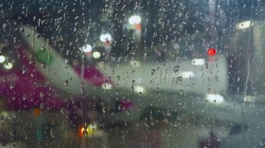 Uçaktan pencereden yağmur damlalarıyla görüntüle.