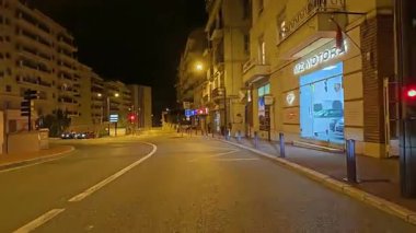 Fransa 'nın güzel sokaklarında çok hızlı bir araba sürüyorum..