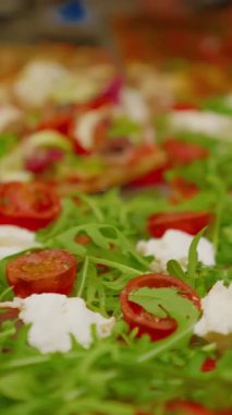  Roma 'da bir pizzacının fırın tepsisindeki pizzalardan birinin yakın çekimi. Tipik İtalyan sokak yemekleri..