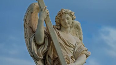 Roma, İtalya, 29.04.2025: Melekler Köprüsü 'ndeki heykellerden biri, ünlü Barok heykeltraş Gian Lorenzo Bernini tarafından tasarlanmış on melek heykeliyle süslenmiş..