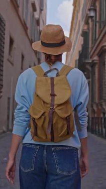  Roma, İtalya 'da sırt çantalı bir kadın turist eski bir caddede yürüyor. Roma 'nın eski şehrine bakan bir kız..