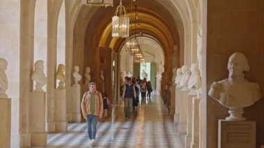 Versailles, Fransa 29.06.2025: Versailles Sarayı, heykelleri olan salon.