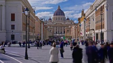 Roma, İtalya, 29.04.2025: Saint Peter Meydanı, Aziz Peter Bazilikası ve Vatikan Obelisk uzak mesafede. Via della Conciliazione caddesinde yürüyen turistler. Zaman Uygulaması.
