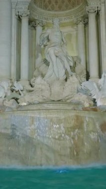  Trevi Çeşmesi gece Roma 'da, İtalya' da, dünyanın en ünlü Barok çeşmeleri. Roma, İtalya, 29.06.2025.