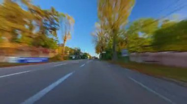 Fransa 'nın güzel caddelerinde ve yerlerinde çok hızlı araba sürüyorum..