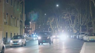 Roma, İtalya, 29.04.2025: Roma yollarında gece araba trafiği.
