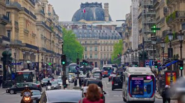 Paris, Fransa, 24.06.2025: Rue de Rivoli, Paris. Tarihi ve hareketli bir cadde çok sayıda yaya, turist, toplu taşıma ve kentsel altyapı ile dolu..