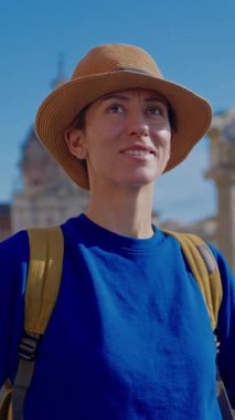 Roma 'da sırt çantalı ve şapkalı bir turist Trevi Çeşmesi' nin manzarasına bakıyor. Roma, İtalya 'da seyahat, 29.04.2025.