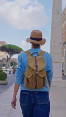 Roma, İtalya 'da sırt çantalı bir kadın turist eski bir caddede yürüyor. Roma 'nın eski şehrine bakan bir kız..