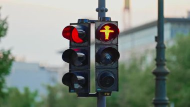 Yaya geçidindeki yayalara yeşil ve kırmızı ışık. Almanya 'nın başkenti Berlin' deki ünlü Ampelmann veya Ampelmannchen 'e..