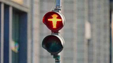 Yaya geçidindeki yayalara yeşil ve kırmızı ışık. Almanya 'nın başkenti Berlin' deki ünlü Ampelmann veya Ampelmannchen 'e..