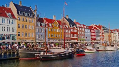 Tarihsel Nyhavn rıhtımı, kanal ve eğlence bölgesi parlak renkli kasaba ve restoranlarla çevrili, Kopenhag, Danimarka.