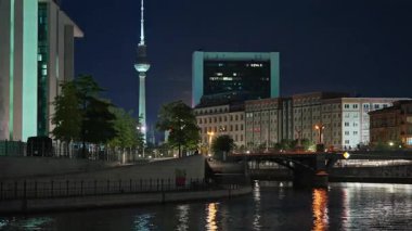 Berlin, Almanya - 09.08. 2025: Gece bir şehrin arka planına karşı bir televizyon kulesi.