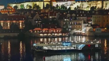 Prag Kalesi ve Charles Köprüsü 'nün muhteşem manzarası.