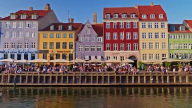 Tarihsel Nyhavn rıhtımı, kanal ve eğlence bölgesi parlak renkli kasaba ve restoranlarla çevrili, Kopenhag, Danimarka.