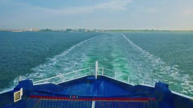 Feribot deniz boyunca hareket eder..