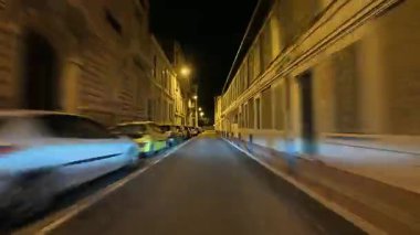 Fransa 'nın güzel sokaklarında çok hızlı bir araba sürüyorum..