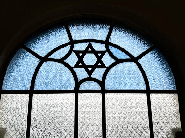 新加坡一座犹太教堂的彩色玻璃窗户上有一颗蓝白相间的大卫之星作为建筑特色 免版税图库照片