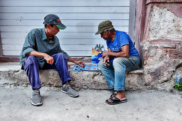 哈瓦那 2020年1月1日 两名身份不明的男子在哈瓦那的人行道上玩着围棋游戏 他们坐在门阶上 — 图库照片
