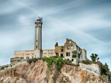 Alcatraz Federal Cezaevi 'nin tepesindeki hapishaneyi gözetleyen uzun bir nöbetçi kulesi var..