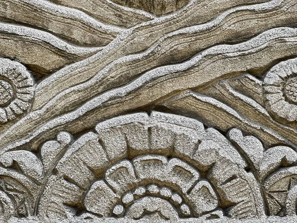 Detal Kamienia Rzeźbionego Nad Oknem Zapewnia Głęboko Teksturowane Abstrakcyjne Tło — Zdjęcie stockowe