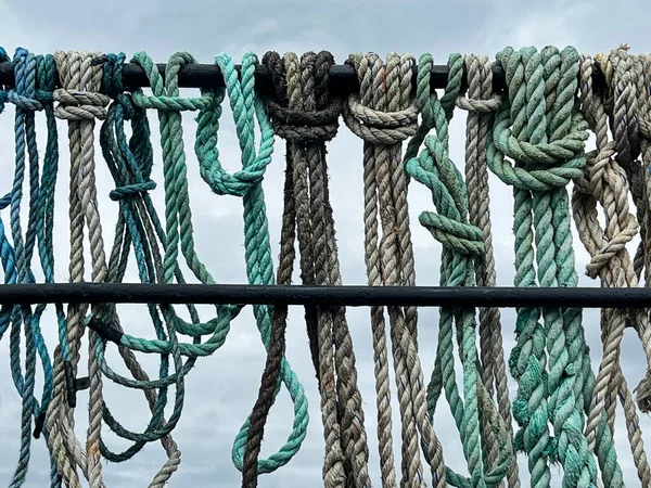 Eine Reihe Von Seilen Die Geländer Eines Schiffes Befestigt Sind — Stockfoto