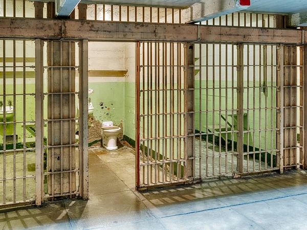 旧金山附近Alcatraz联邦监狱的一间牢房内的景象 — 图库照片