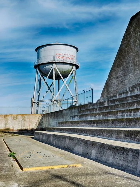 Venku Vězeňském Dvoře Alcatrazu Objevila Hra Shuffleboardu Výhled Vodní Věž — Stock fotografie