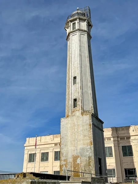 Een Hoge Wachttoren Kijkt Uit Gebouwen Van Historische Alcatraz Federale — Stockfoto