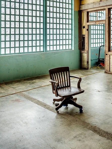 Büyük Cam Pencerelerden Aydınlatılmış Bir Odada Tek Bir Masa Sandalyesi — Stok fotoğraf