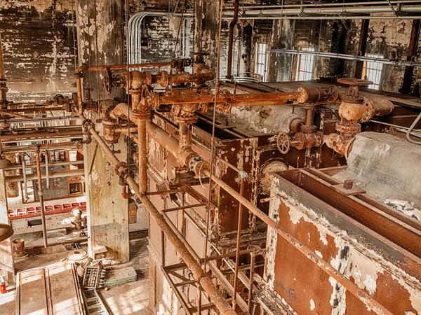 阿尔卡特拉兹岛的老发电厂的内部是一间满是生锈的旧设备和热水锅炉的房间 — 图库照片