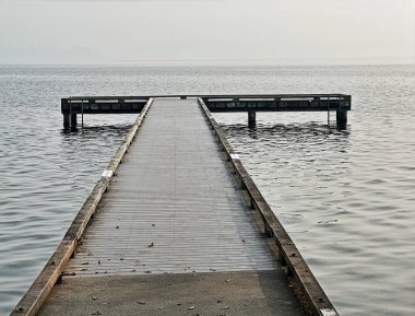 Orman yangınlarından çıkan duman Washington Gölü üzerindeki gökyüzünü gri bir arka plana çevirir..