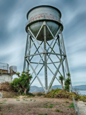 Alcatraz Adası 'nın su kulesi 1960' larda Kızılderili Toprakları için protesto işaretleriyle boyandı..