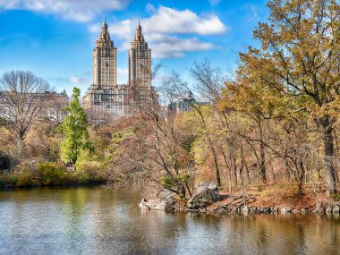 New York 'taki Central Park' taki Göl manzarası sonbaharda ağaçları gösteriyor..
