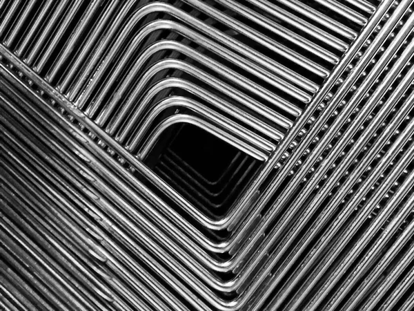 Uma Pilha Cadeiras Aço Cria Padrão Geométrico Abstrato Tubos Metálicos — Fotografia de Stock