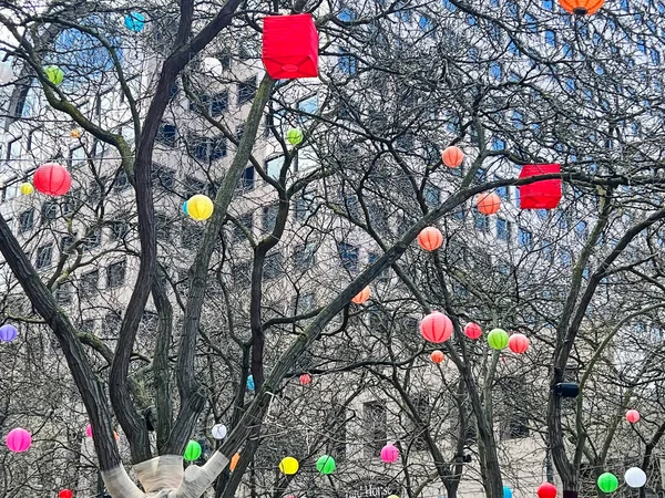 西雅图市中心公园的树上装饰着色彩艳丽的中国灯笼和其他装饰品 — 图库照片