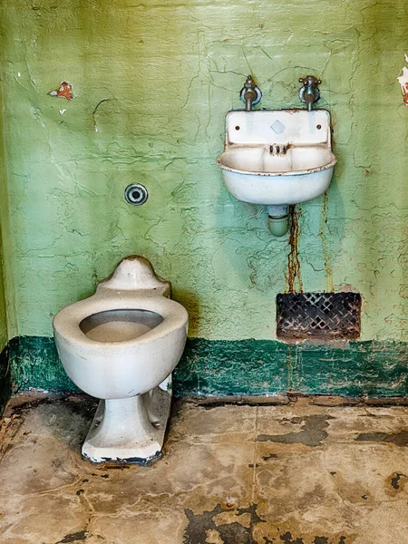 阿尔卡特拉兹联邦监狱的一个牢房里有一个厕所和水池 提供基本的卫生设施 — 图库照片