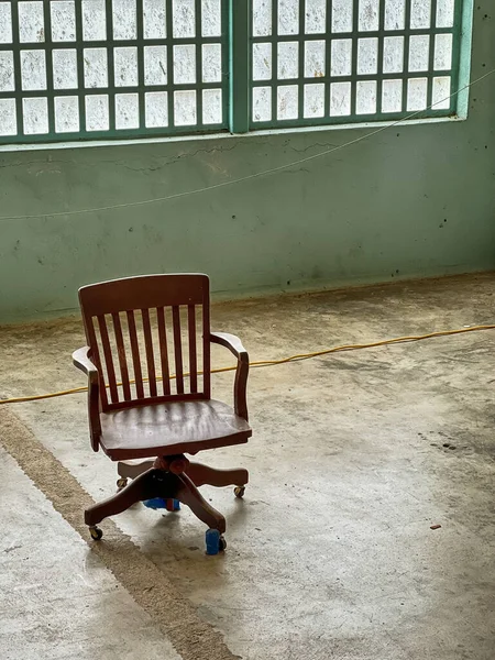 阿尔卡特拉兹联邦监狱的一间空荡荡的房间里 只有一张书桌椅被窗灯照亮着 — 图库照片