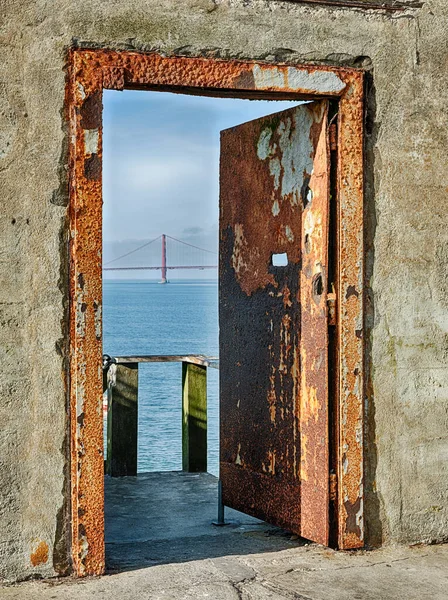 Una Puerta Hierro Oxidado Patio Penitenciario Alcatraz Abre Una Vista —  Fotos de Stock