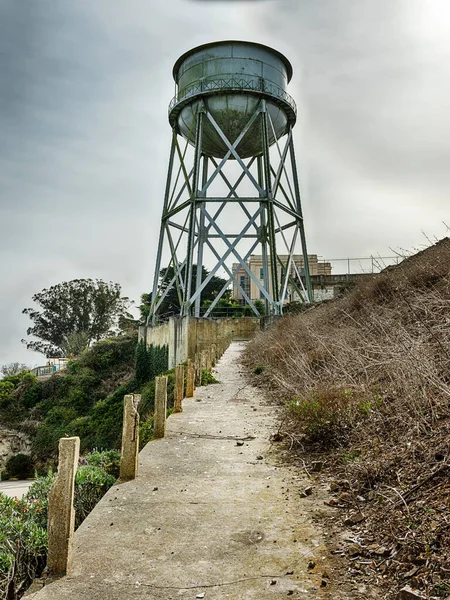 Aşırı Büyümüş Bir Patika Alcatraz Adası Nın Kulesine Çıkıyor — Stok fotoğraf