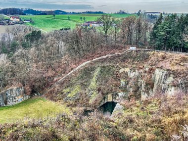 MAUTHAUSEN, AUSTRIA - 4 Aralık 2022: Avusturya 'da Mauthausen yakınlarındaki Ölüm Merdivenleri, taş ocağı ve kırsal bölge manzarası.