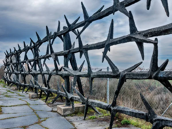 Mauthausen Austria Grudzień 2022 Stalowe Ogrodzenie Drutu Kolczastego Jeden Pomników — Zdjęcie stockowe