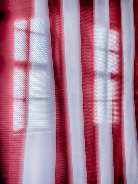 阿姆斯特丹 2022年12月4日 美国国旗的一部分在莫特豪森集中营的一座建筑物内 纪念集中营的解放 透过旗子的红白相间的条纹可以看到窗户 — 图库照片