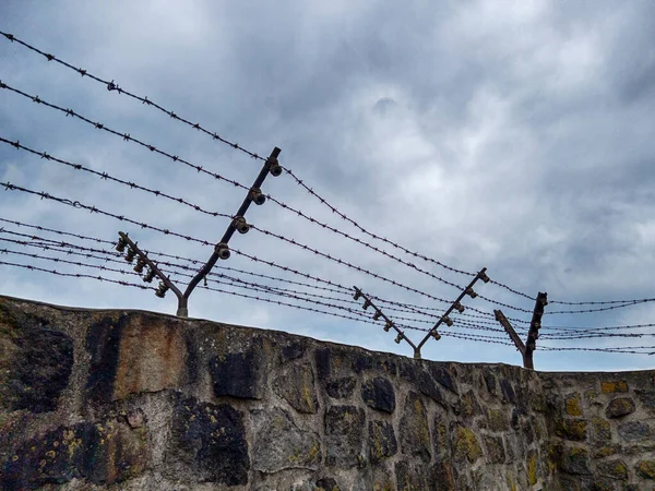 澳大利亚毛瑟森 2022年12月4日 奥地利莫特豪森集中营石墙上方铁丝网围栏的壮丽景象 — 图库照片